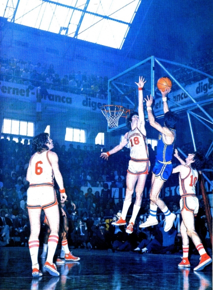 Un'azione di gioco del Simmenthal con Art Kenney in azione di difesa al Palalido di Milano. Si notano in modo particolare le mitiche "scarpette rosse". Immagine gentilmente inviata da Art Kenney.